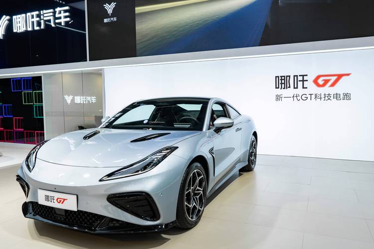 东莞305哪吒汽车在智能汽车领域的表现，领途汽车在新能源汽车市场中的影响力